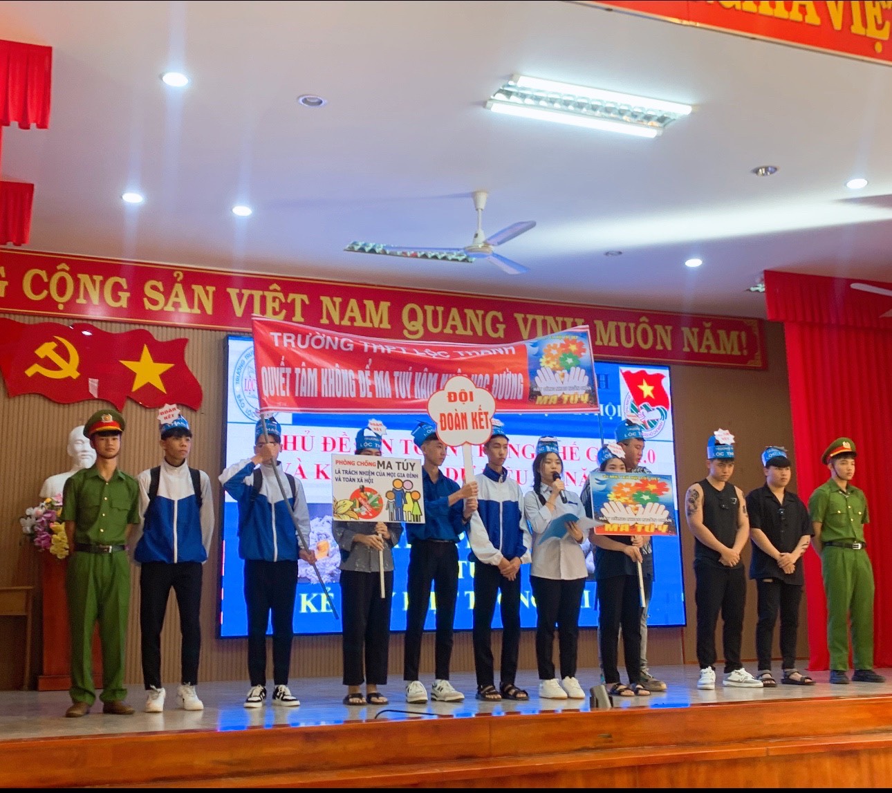 Một số giải pháp của bí thư đoàn trong hoạt động phong trào đoàn nhằm nâng cao thành tích thi đua của lớp chủ nhiệm tại trường THPT Lộc Thanh