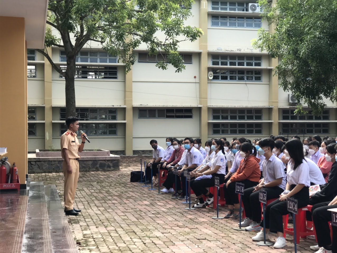 MỘT SỐ GIẢI PHÁP NÂNG CAO HIỆU QUẢ  CÔNG TÁC GIÁO DỤC AN TOÀN GIAO THÔNG  CHO HỌC SINH TRƯỜNG THPT BẾN CÁT