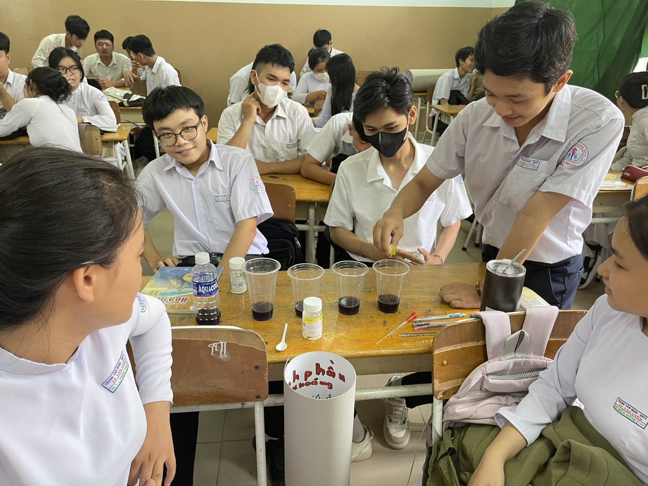 Sử dụng có hiệu quả thí nghiệm trực quan và lồng ghép trò chơi nhằm phát triển năng lực cho học sinh trong giảng dạy chủ đề 1 môn hóa học 11.