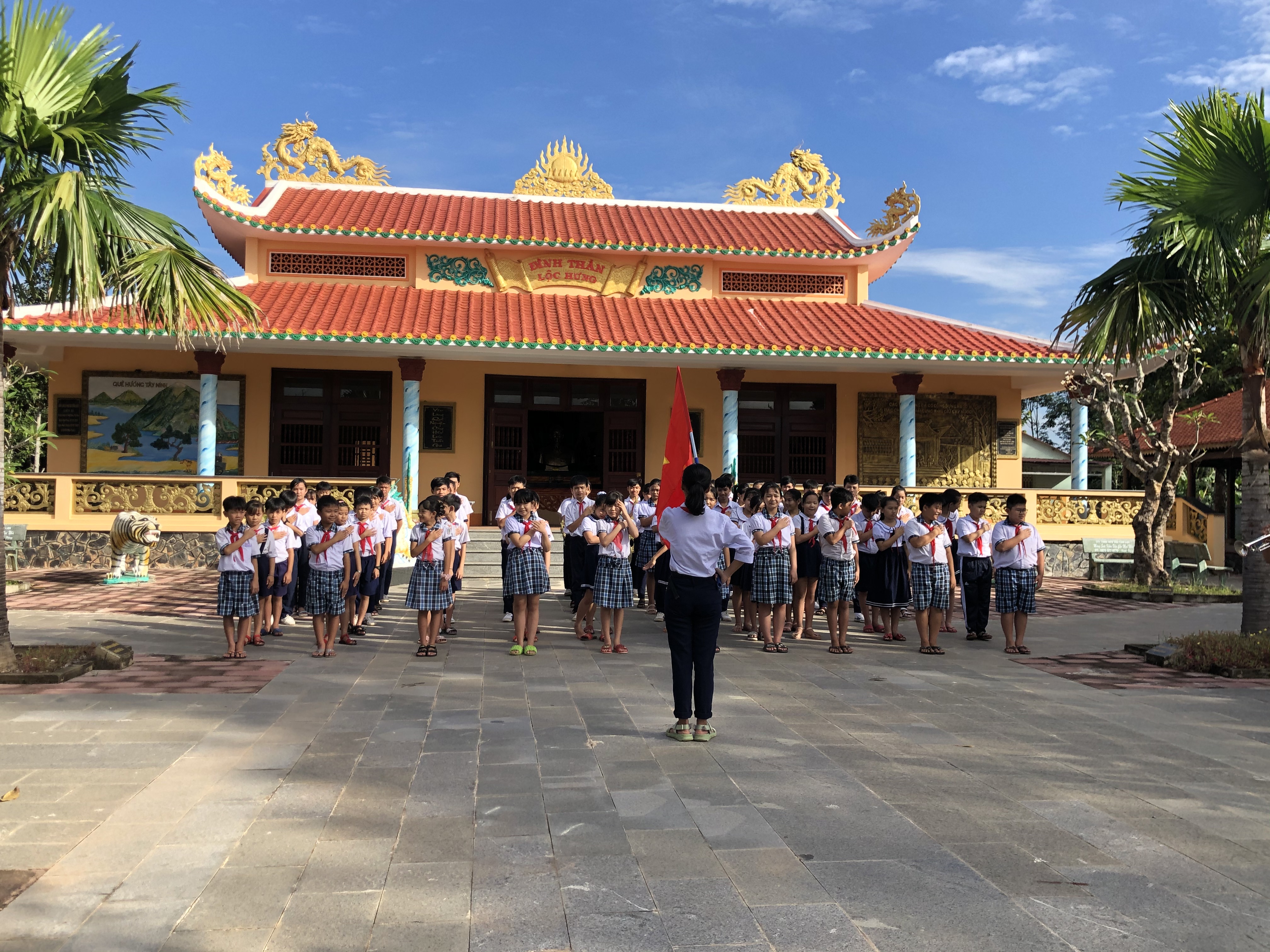 “Biện pháp thu hút học sinh tham gia hoạt động Đội ở Trường Trung học cơ sở Lộc Hưng thông qua mô hình: Giờ ra chơi trải nghiệm sáng tạo”.